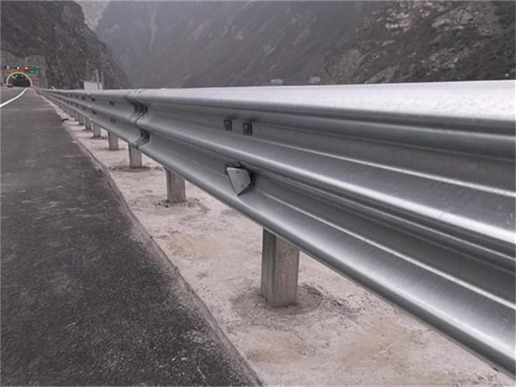 波形护栏板多少钱一米？常见规格波形护栏价格